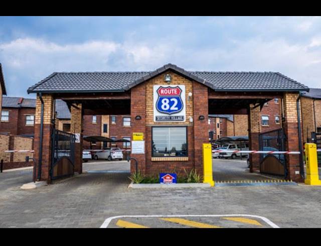 2 BEDROOM TOWNHOUSE FOR SALE IN OLIFANTSVLEI